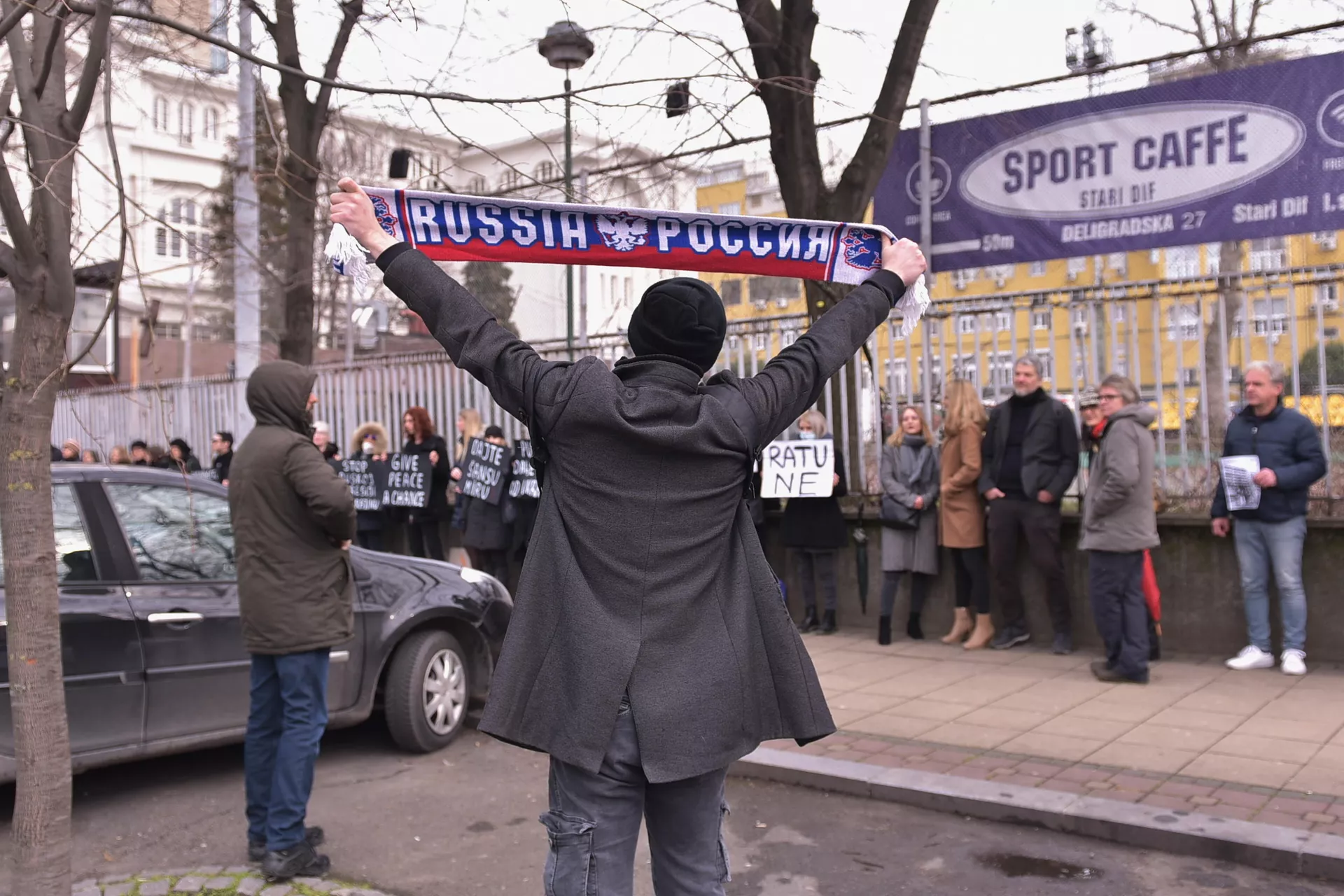 Младић са навијачким шалом репрезентације Русије прекинуо на кратко протест невладине организације Жене у црном - Sputnik Србија, 1920, 18.07.2022