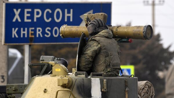 Ruski vojnik u borbenom vozilu pešadije BTR 82 - Sputnik Srbija