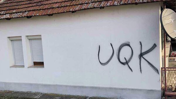 Grafiti OVK ispisani u selu Suvi Do kod Lipljana - Sputnik Srbija