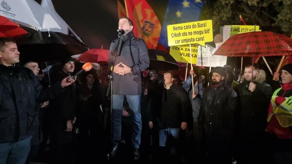 Aleksa Bečić se obraća okupljenima na protestu u Baru - Sputnik Srbija
