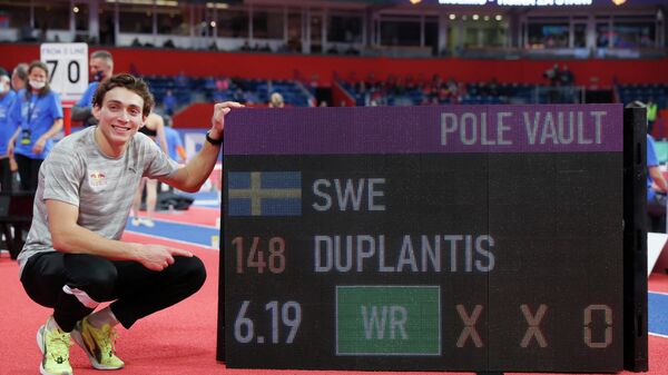 Atletičar Armand Duplantis pozira ispred svetskog rekorda na mitingu u Beogradu - Sputnik Srbija