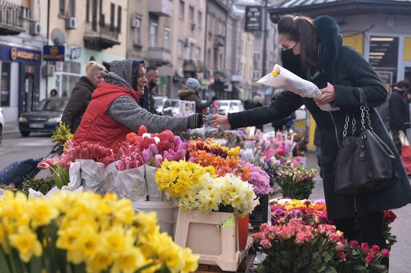 Prodaja cveća na ulici povodom 8 marta  - Sputnik Srbija