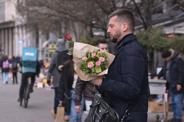 Мушкарац са букетом цвећа на улици - Sputnik Србија