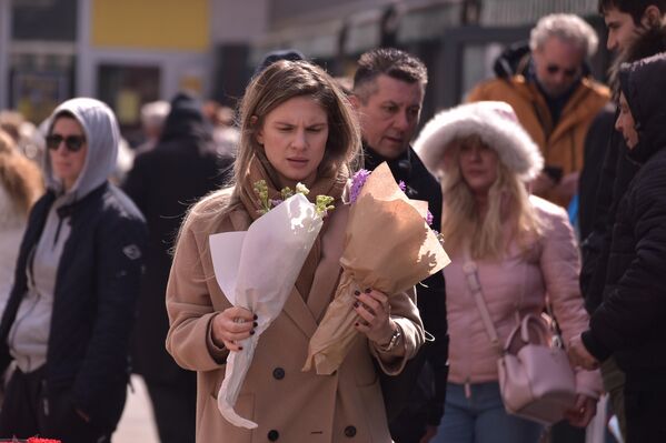 Девојка са букетима цвећа у рукама - Sputnik Србија