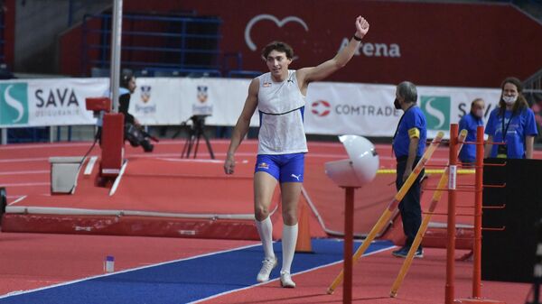 Арманд Дуплантис поздравља београдску публику након постављања светског рекорда у скоку с мотком - Sputnik Србија