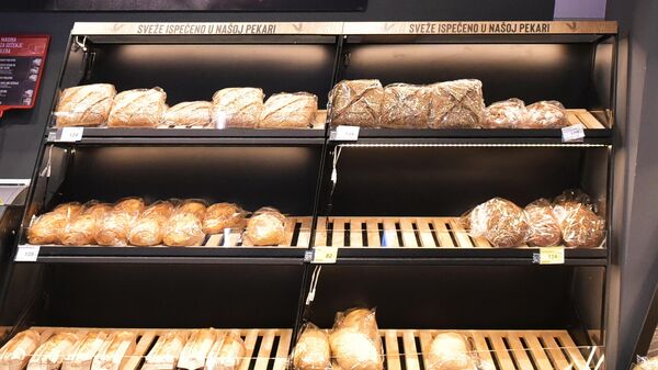 Полице са хлебом у продавници - Sputnik Србија