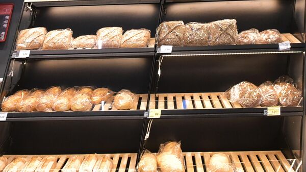 Police sa hlebom u prodavnici - Sputnik Srbija