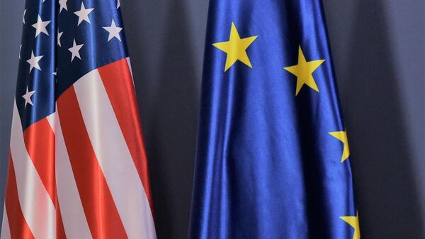 Zastave Sjedinjenih Američkih Država i Evropske unije - Sputnik Srbija