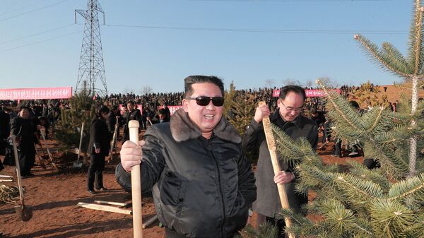 Северокорейский лидер Ким Чен Ын принимает участие в мероприятии по посадке деревьев с участниками 2-й конференции секретарей первичных комитетов Рабочей партии Кореи - Sputnik Србија