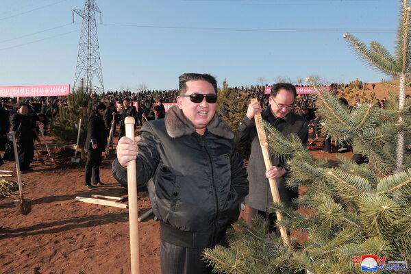 Севернокорејски лидер сади дрвеће са учесницима 2. конференције секретара примарних комитета Радничке партије Кореје. - Sputnik Србија