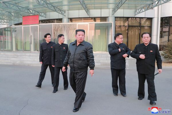 Ким Џонг Ун у посети Националној администрацији за развој ваздухопловства Северне Кореје у Пјонгјангу, након недавних тестова сателитског система. - Sputnik Србија