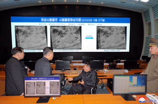 Kim Džong Un u poseti Nacionalnoj administraciji za razvoj vazduhoplovstva Severne Koreje u Pjongjangu, nakon nedavnih testova satelitskog sistema. - Sputnik Srbija