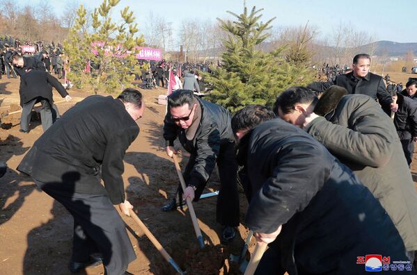 Ким Џонг Ун сади дрвеће са учесницима 2. конференције секретара примарних комитета Радничке партије Кореје. - Sputnik Србија