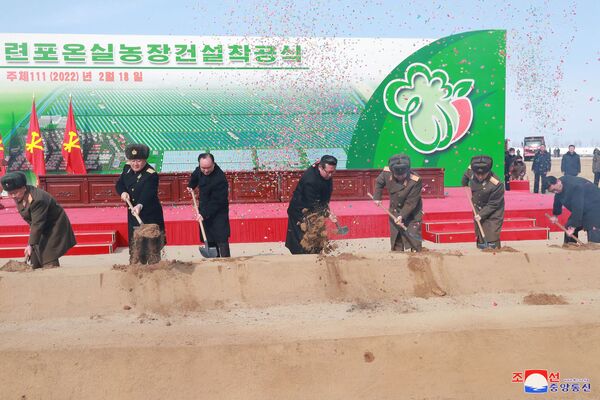 Лидер Северне Кореје учествује у свечаној церемонији постављања темеља за изградњу фарме стакленика у провинцији Јужни Хамгјонг. - Sputnik Србија