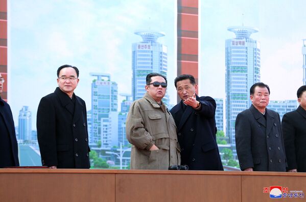 Ким Џонг Ун на церемонији постављања темеља за изградњу станова у области Хвасонг. - Sputnik Србија