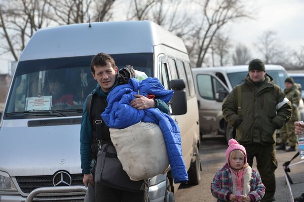 Izbeglice iz Marijupolja nedaleko od punkta prve pomoći za evakuisano stanovništvo, koji je organizovalo Ministarstvo za vanredne situacije DNR u Novoazovskom rejonu - Sputnik Srbija
