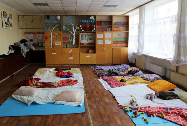 Škola u selu Bezimeno u Novoazovskom rejonu u kojoj se nalazi punkt prve pomoći za evakuisano stanovništvo, koji je organizovalo Ministarstvo za vanredne situacije DNR u Novoazovskom rejonu. - Sputnik Srbija