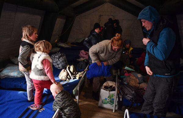 Izbeglice iz Marijupolja u punktu prve pomoći za evakuisano stanovništvo, koji je organizovalo Ministarstvo za vanredne situacije DNR u Novoazovskom rejonu. - Sputnik Srbija