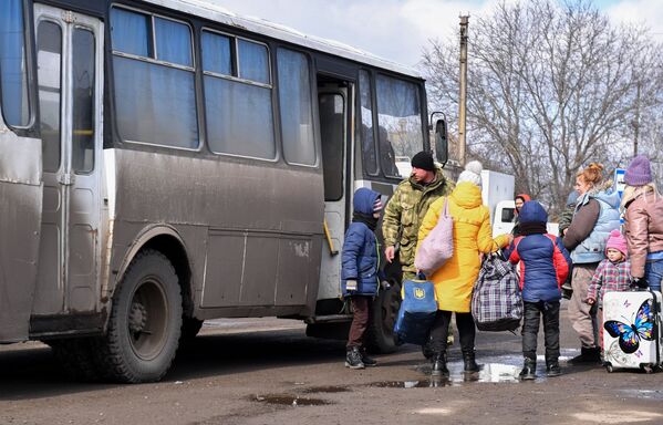 Izbeglice iz Marijupolja kod punkta prve pomoći za evakuisano stanovništvo, koji je organizovalo Ministarstvo za vanredne situacije DNR u Novoazovskom rejonu. - Sputnik Srbija