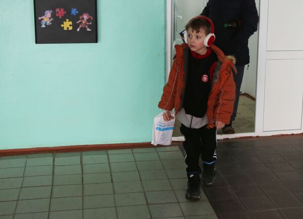 Дете избеглица из Маријупоља у школи у којој се налази пункт прве помоћи за евакуисано становништво, који је организовало Министарство за ванредне ситуације ДНР у Новоазовском рејону.   - Sputnik Србија