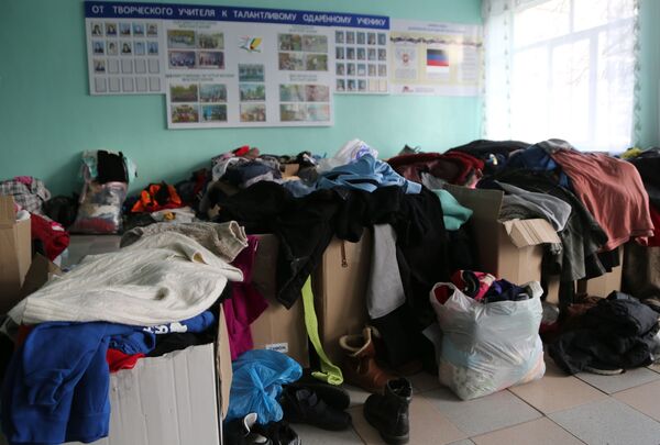 Odeća koju su prikupili volonteri u jednoj od prostorija škole koja služi kao punkt prve pomoći za evakuisano stanovništvo, koji je organizovalo Ministarstvo za vanredne situacije DNR u Novoazovskom rejonu.  - Sputnik Srbija