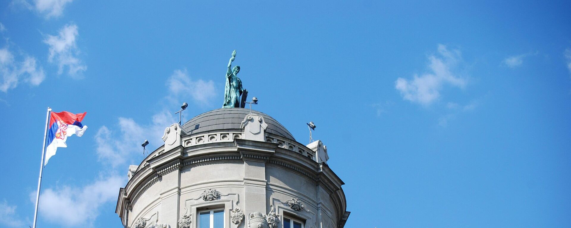 Купола на згради Владе Србије са бистом жене - Sputnik Србија, 1920, 15.08.2022