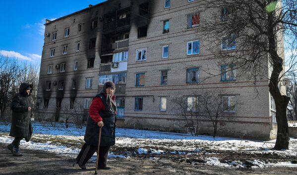 Žene u blizini kuće oštećene granatiranjem u stambenom bloku Severni u Volnovahi - Sputnik Srbija