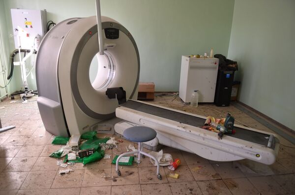 Медицинска опрема у згради градске болнице у Волновахи уништена гранатирањем - Sputnik Србија