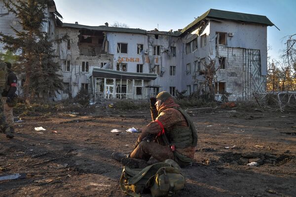 Borac Narodne milicije DNR kod zgrade gradske bolnice u Volnovahi, uništene u granatiranju - Sputnik Srbija