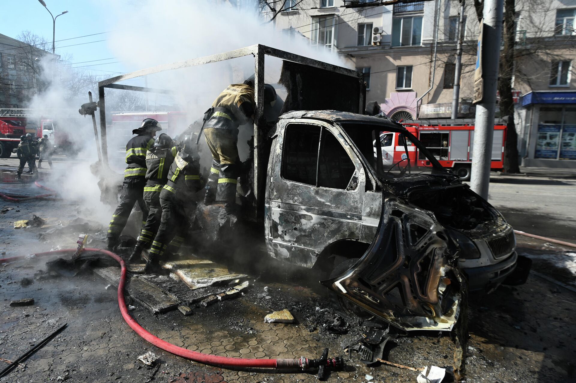 Vatrogasci gase zapaljeni automobil nakon nedavnog granatiranja u Donjecku. - Sputnik Srbija, 1920, 15.03.2022