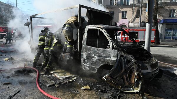 Ватрогасци гасе запаљени аутомобил након недавног гранатирања у Доњецку. - Sputnik Србија