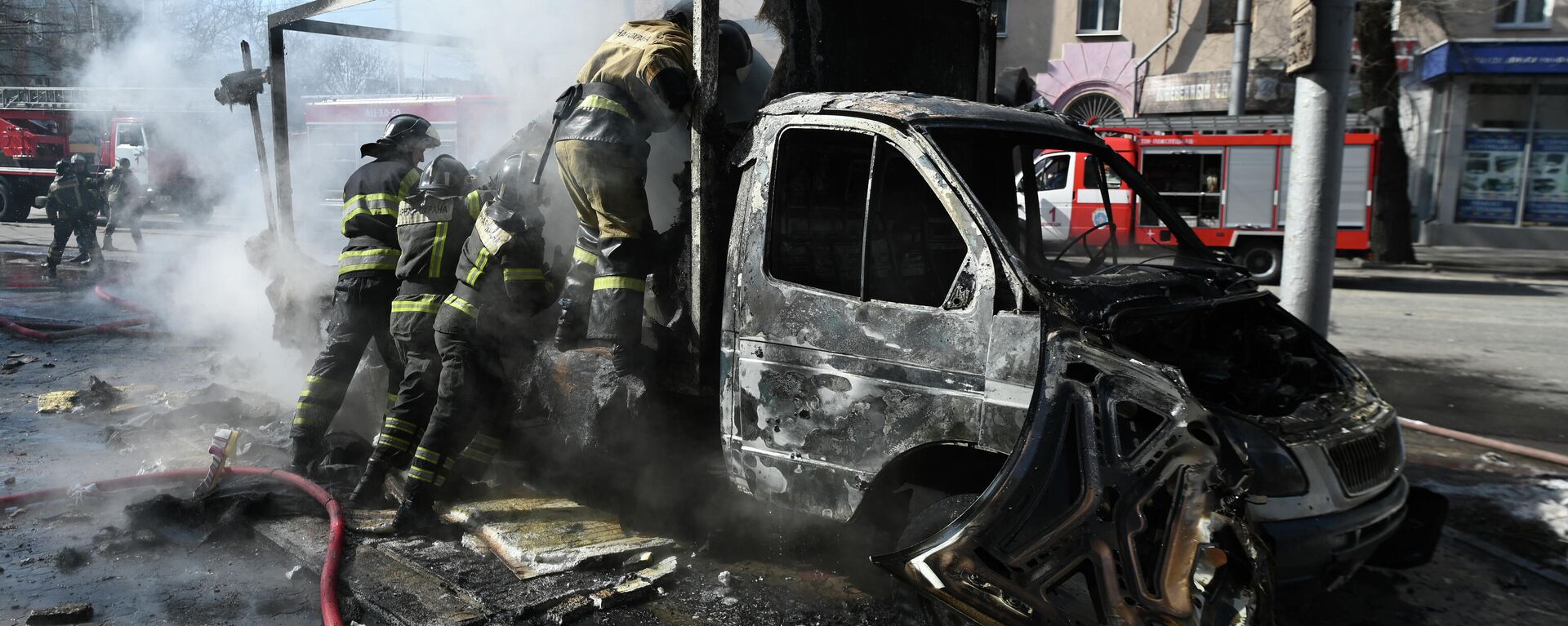 Vatrogasci gase zapaljeni automobil nakon nedavnog granatiranja u Donjecku. - Sputnik Srbija, 1920, 25.03.2022