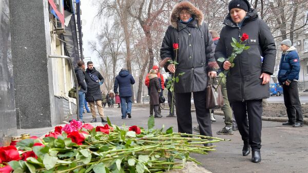 Полагање цвећа на месту погибије цивила у нападу на центар Доњецка - Sputnik Србија