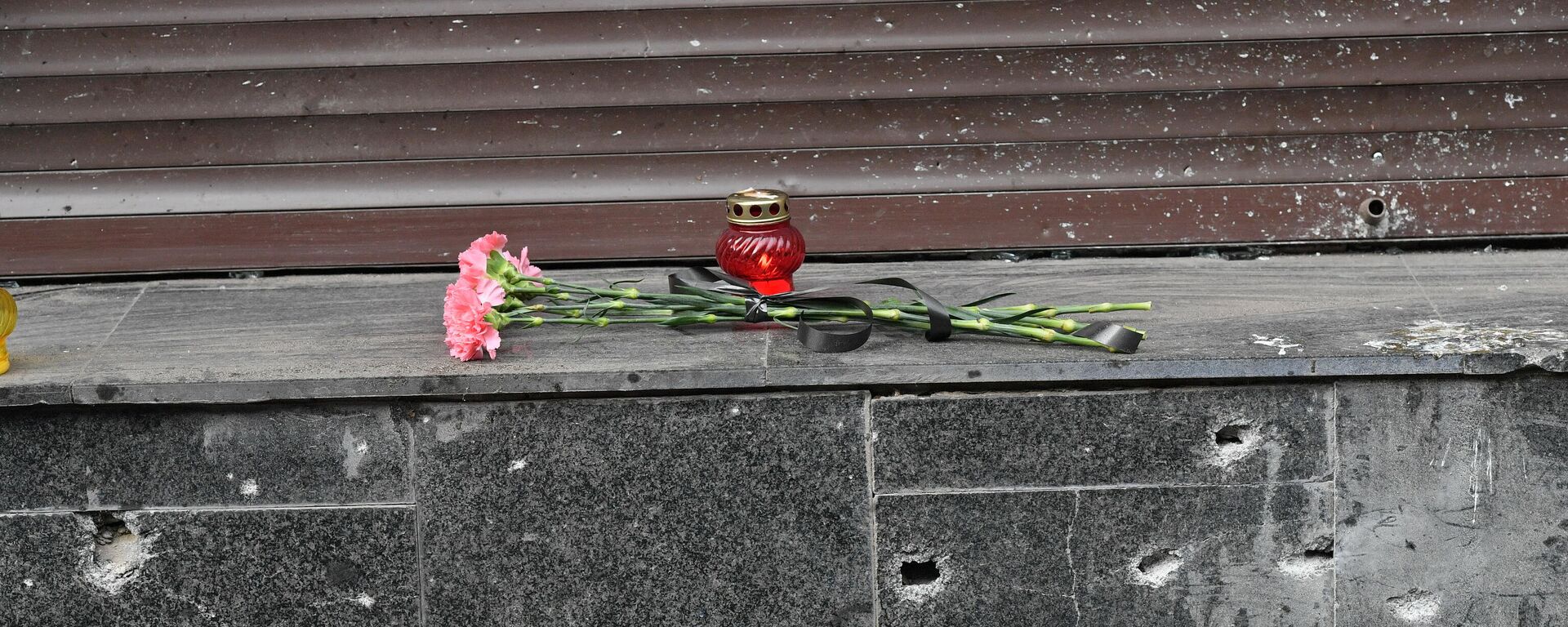 Напад на Доњецк, свеће и свећа посвећене жртвама напада - Sputnik Србија, 1920, 15.03.2022