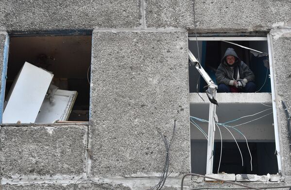 Žena u zgradi na periferiji Marijupolja pokazuje razrušeno stepenište pored stana.  Sukobi jedinica Oružanih snaga Rusije i Narodne milicije DNR protiv ukrajinskih nacionalista se nastavljaju u centru grada. - Sputnik Srbija