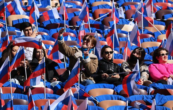 Грађани се окупљају на трибинама стадиона „Лужњики“ на концерту посвећеном уједињењу Крима са Русијом.Крим и Севастопољ су поново постали руски региони након референдума који је спроведен 16. марта 2014. године, када се већина бирача изјаснила за улазак у састав Русије. - Sputnik Србија