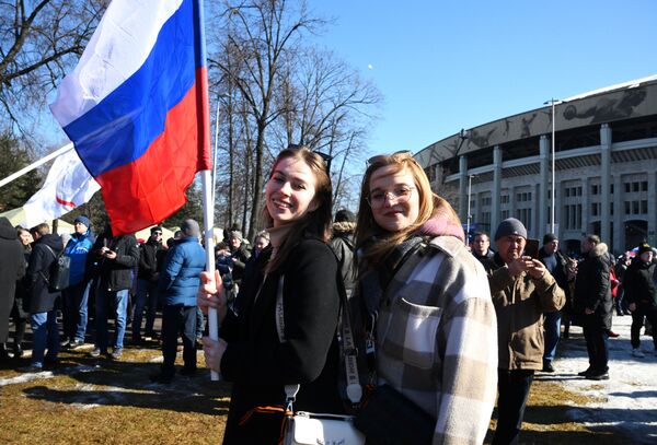 Građani se okupljaju pored velike sportske arene „Lužnjiki“ u Moskvi pred početak koncerta posvećenog ujedinjenju Krima sa Rusijom. - Sputnik Srbija