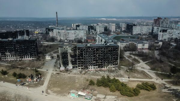 Поглед на уништене стамбене зграде у Маријупољу - Sputnik Србија