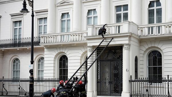 Демонстранти упадају у кућу која наводно припада руском олигарху у Лондону - Sputnik Србија