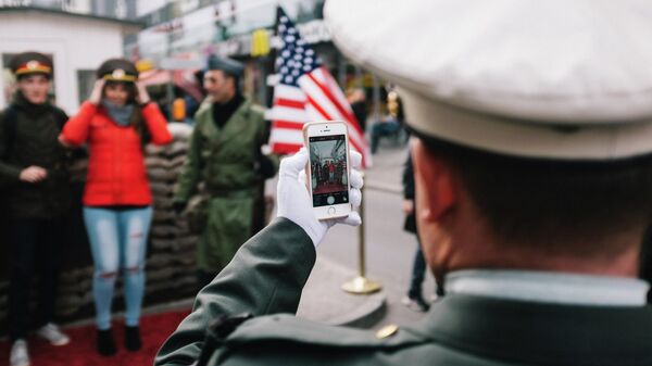Амерички војник снима мобилним телефоном - Sputnik Србија