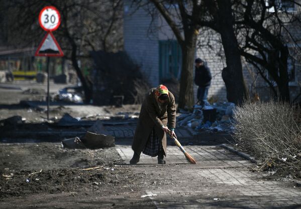Жена чисти улицу у Волновахи. - Sputnik Србија