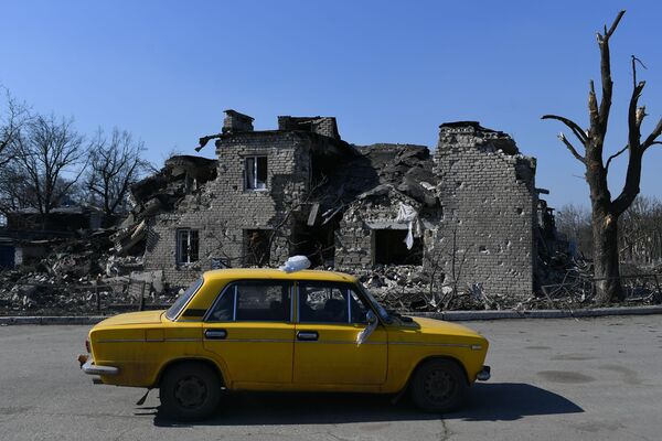 Аутомобил поред срушене куће у Вокновахи. - Sputnik Србија