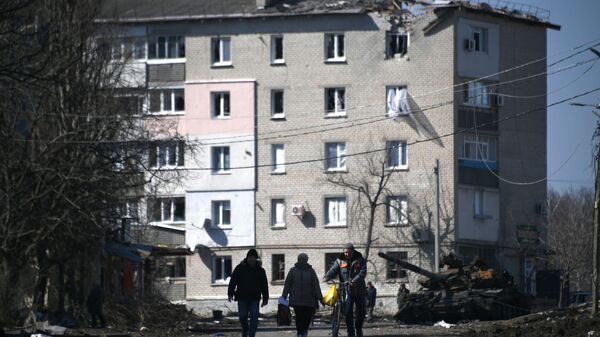 Уничтоженный танк ВСУ около жилого дома, пострадавшего в результате обстрелов в Волновахе - Sputnik Србија