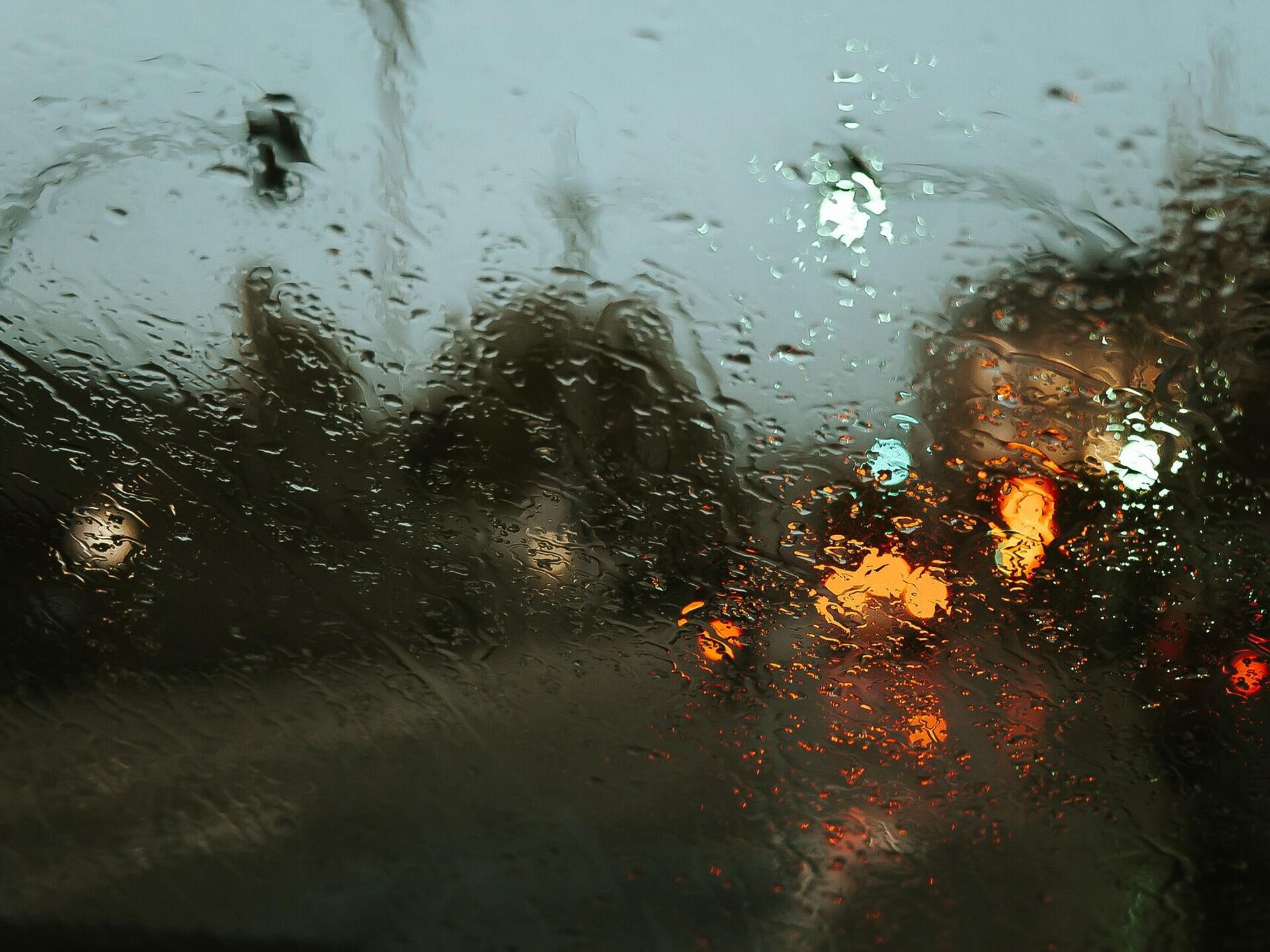 Кипящий дождь. Дождь на стекле. Дождь на стекле машины. Ливень. Сильный дождь.