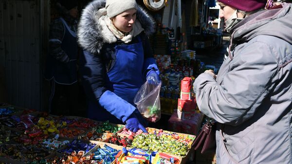 Продажа конфет на рынке в Донецке - Sputnik Србија