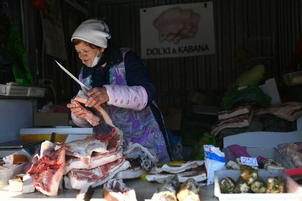 Prodaja mesa na pijaci u Donjecku, Donjecka Narodna Republika. - Sputnik Srbija