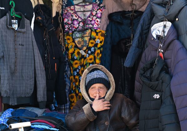 Жена продаје одећу на пијаци у Доњецку, Доњецка Народна Република. - Sputnik Србија