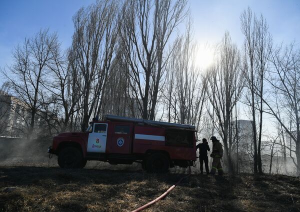 Ватрогасци гасе пожар у Макејевки,  северозападно од Доњецка, Доњецка Народна Република. - Sputnik Србија