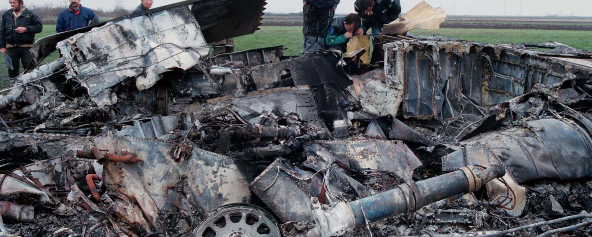 Stručnjaci Vojske Jugoslavije proveravaju olupinu oborenog „nevidljivog“ F-117 aviona u selu Buđanovci, nedelja 28. mart 1999. Pilota je u dobrom stanju spasila borbena spasilačka ekipa, a američki zvaničnici rekli su da ne znaju uzrok nesreće. - Sputnik Srbija, 1920, 24.03.2022