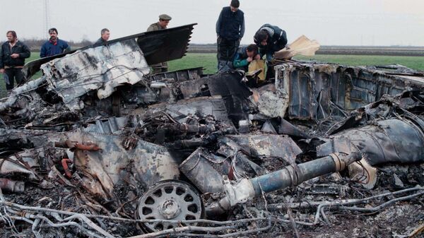 Stručnjaci Vojske Jugoslavije proveravaju olupinu oborenog „nevidljivog“ F-117 aviona u selu Buđanovci, nedelja 28. mart 1999. Pilota je u dobrom stanju spasila borbena spasilačka ekipa, a američki zvaničnici rekli su da ne znaju uzrok nesreće. - Sputnik Srbija